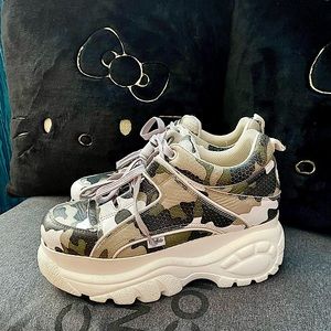 Buffalo London Classic Platform Sneaker in Camo/White SZ 41